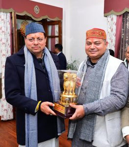 मुख्यमंत्री श्री पुष्कर सिंह धामी से मुख्यमंत्री आवास में केंद्रीय राज्य मंत्री डॉ. राज भूषण चौधरी ने की शिष्टाचार भेंट।